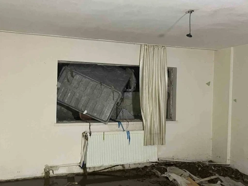 Ankara’da yağış sonrası su dolan dairenin duvarı böyle yıkıldı: 1 yaralı
