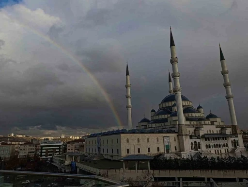 Ankara&rsquo;da yağmur sonrası g&ouml;kkuşağı hayran bıraktı
