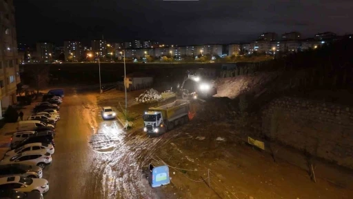 Ankara’da yağmur sonrası istinat duvarı çöktü
