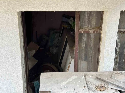 Ankara&rsquo;da yaşlı &ccedil;ifte ait evden kamyon dolusu &ccedil;&ouml;p &ccedil;ıkartıldı
