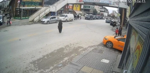 Ankara&rsquo;da yolun karşısına ge&ccedil;meye &ccedil;alıştığı sırada otomobil &ccedil;arpan &ccedil;ocuk ağır yaralandı
