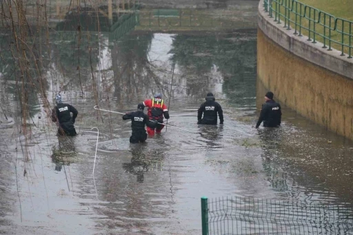 Ankara&rsquo;dan gelen "Kurbağa Adamlar" da kayıp &ouml;ğretmenin arama &ccedil;alışmasına katıldı

