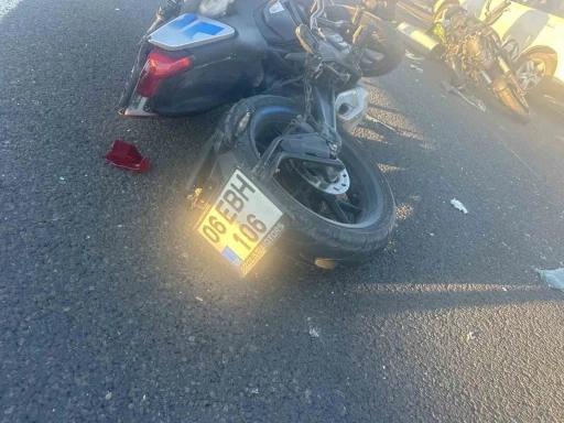 Ankara-Eskişehir yolunda iki motosiklet aynı istikametteki otomobile &ccedil;arptı: 2 yaralı
