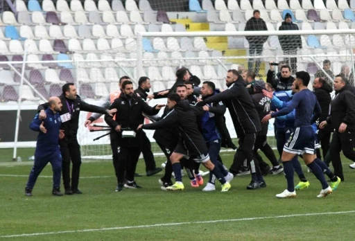 Ankara Ke&ccedil;i&ouml;reng&uuml;c&uuml; - Erzurumspor FK ma&ccedil;ında kavga &ccedil;ıktı
