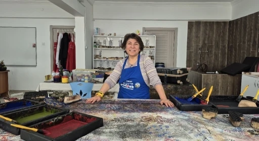Ankaralı ebru sanat&ccedil;ısı geleneksel baskı sanatını yerinde &ouml;ğrenmek i&ccedil;in Tokat&rsquo;a geldi
