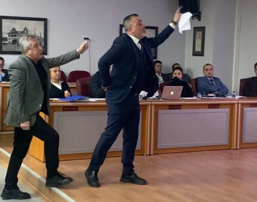 Anma t&ouml;reni krize d&ouml;n&uuml;şt&uuml;: Mecliste gergin dakikalar
