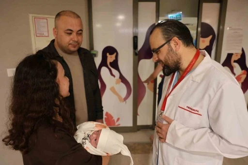 Anne karnında &ouml;nce kan nakli, ardından ameliyat: Hayata bin 600 gramla tutundu
