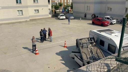 Anne-kız araçla 5 metre yükseklikten siteye uçtu
