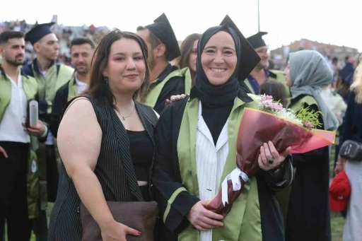 Anne-kızın &uuml;niversite yolculuğu mezuniyetle ta&ccedil;landı
