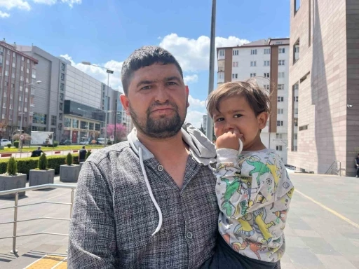 Anne kucağında sigara içtiği iddia edilen çocuğun babası: &quot;Biz sigara kullanmıyoruz, çocuk eline almış&quot;
