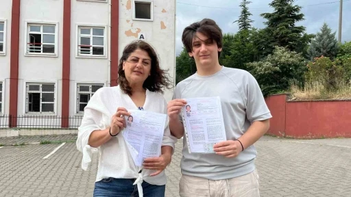 Anne oğul aynı okulda sınava girdiler
