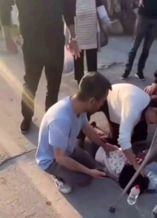 Anne ve 2 &ccedil;ocuğuna yaya ge&ccedil;idinde otomobil &ccedil;arptı
