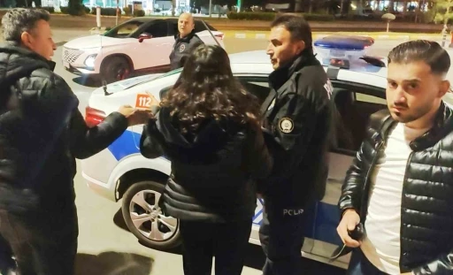 Anne ve baba, avukat kızlarını taksi durağına kilitledi
