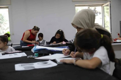 Anne ve &ccedil;ocukları karakalem tezhip &ccedil;alışması yaptı
