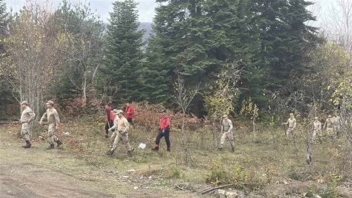 Anne ve oğlunun cesedinin bulunduğu bölgede kayıp çanta ile ayakkabı bulundu, telefona ulaşılamadı
