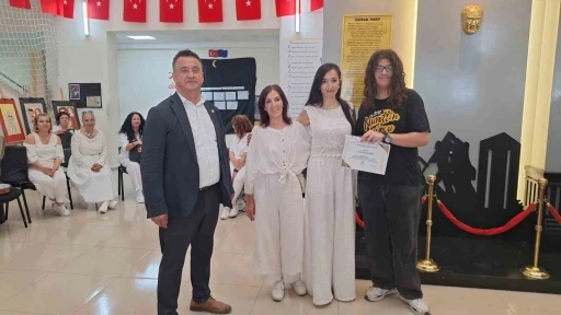 Anneanne, kızı ve torunu motivasyon etkinliğinde sahneye &ccedil;ıktı
