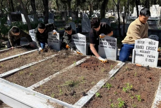 Anneannelerinin &ouml;ğ&uuml;d&uuml;yle başladılar, binlerce mezarı temizlediler
