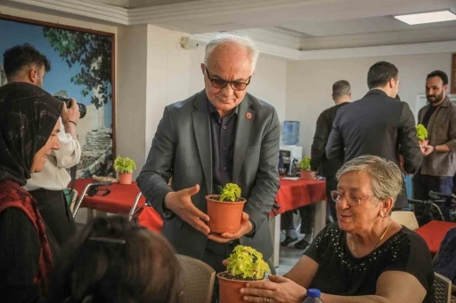 Anneler Günü’nde huzurevi sakinlerine sürpriz ziyaret
