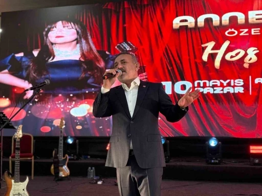 Anneler G&uuml;n&uuml;, Sincan&rsquo;da &uuml;nl&uuml; sanat&ccedil;ıyla birlikte kutlandı
