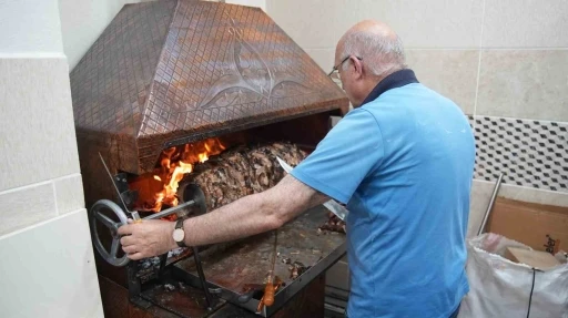 Anneler g&uuml;n&uuml;nde 100 kilo &ccedil;ağ kebabı ikram ettiler
