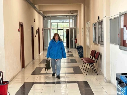 Annesi i&ccedil;in bekledi, &uuml;niversite hayalini 53 yaşında ger&ccedil;ekleştirdi
