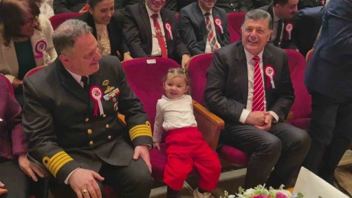 Annesinden elinden kurtulan minik, Vali Arslan&rsquo;ın koltuğuna oturdu
