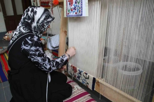 Annesinden &ouml;ğrendiği sanatı yaşatıyor
