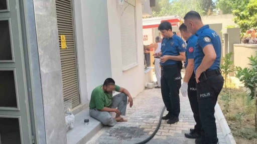 Annesine sinirlendi kendini eve kapatıp yakmaya &ccedil;alıştı, mahallede korku ve &ouml;fke dolu anlar
