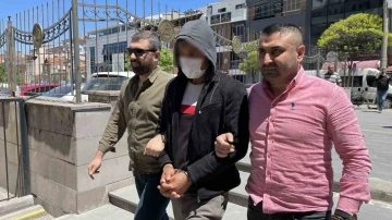 Annesini öldüren 15 yaşındaki çocuğun ve babasının yargılandığı dava ertelendi
