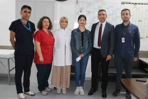 Annesinin böbreğiyle hayata tutundu
