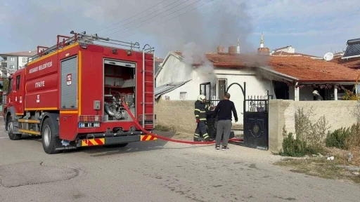 Annesinin evini ateşe verip kaçtı

