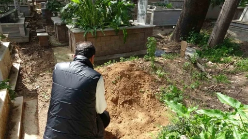 Annesinin mezarında ’rüzgar gülü’ görünce şüphelendi, toprağı kazınca dehşete düştü
