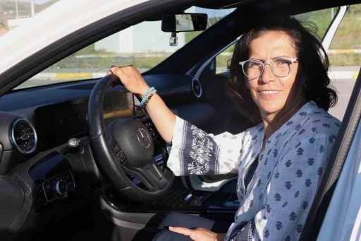 Annesinin mezarını ziyaret edebilmek i&ccedil;in 56 yaşında ehliyet aldı, sevincini Kafkas dansıyla kutladı
