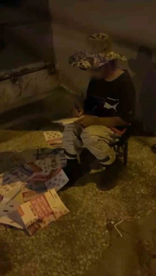 Annesiyle hurda toplayan Ayşe&rsquo;nin kitap sevgisi duygulandırdı

