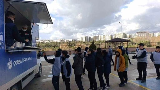 Antakya Belediyesi&rsquo;nden soğuk kış g&uuml;n&uuml;nde &ouml;ğrencilere &ccedil;orba ikramı
