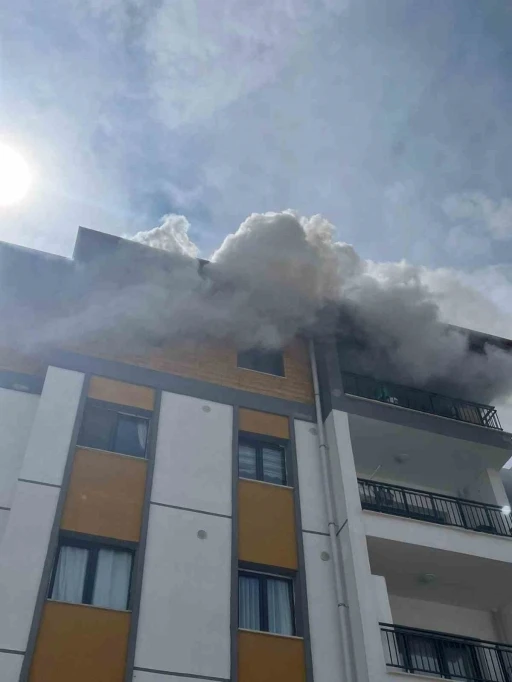 Antakya&rsquo;da alevlere teslim olan ev kullanılmaz hale geldi

