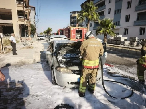 Antakya&rsquo;da aracın motorundan alevler y&uuml;kseldi
