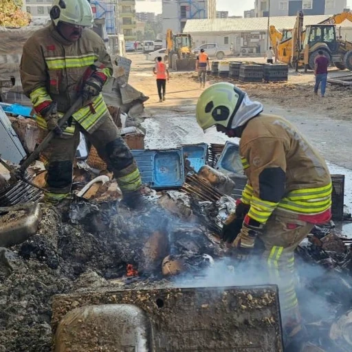 Antakya&rsquo;da inşaat malzemelerinin bulunduğu alanda yangın &ccedil;ıktı

