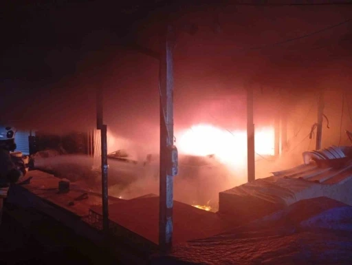 Antakya&rsquo;da iş yeri alevlere teslim oldu
