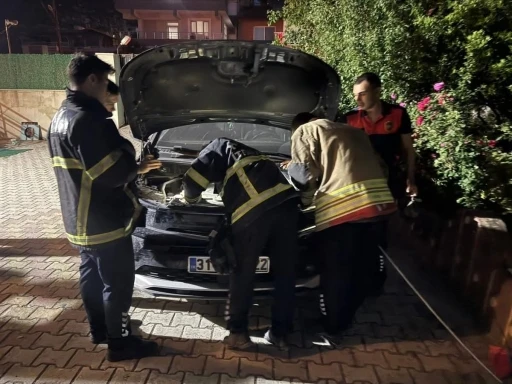 Antakya&rsquo;da otomobilin motoruna giren kediyi itfaiye kurtardı
