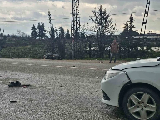 Antakya&rsquo;da otomobille &ccedil;arpışan motosikletin s&uuml;r&uuml;c&uuml;s&uuml; hayatını kaybetti
