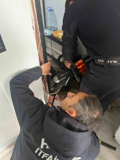Antakya&rsquo;da profil demirine sıkışan kuş kurtarıldı
