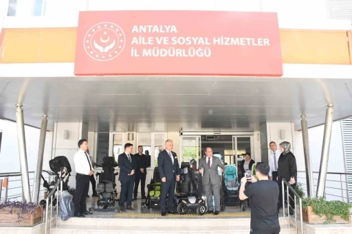 Antalya Aile ve Sosyal Hizmetler İl M&uuml;d&uuml;rl&uuml;ğ&uuml;ne anlamlı bağış

