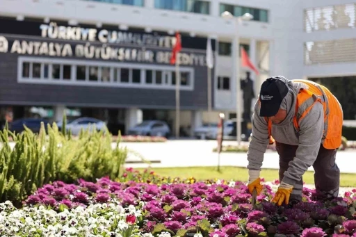 Antalya B&uuml;y&uuml;kşehir Belediyesi ile şehre kadın eli değiyor

