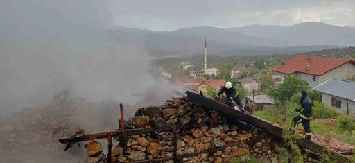 Antalya&rsquo;da 110 yıllık d&uuml;ğmeli ev yangında k&uuml;le d&ouml;nd&uuml;

