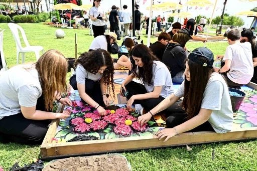 Antalya&rsquo;da 130 bin &ccedil;i&ccedil;ekle g&ouml;rsel şov
