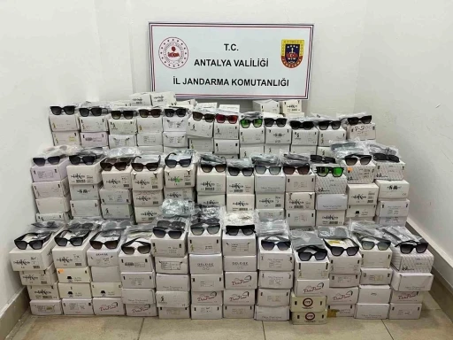Antalya’da 16 bin adet kaçak güneş gözlüğü yakalandı
