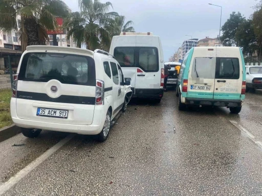Antalya&rsquo;da 4 ara&ccedil;lı zincirleme kaza: Ara&ccedil;ta sıkışan yolcu itfaiye ekiplerince &ccedil;ıkartıldı
