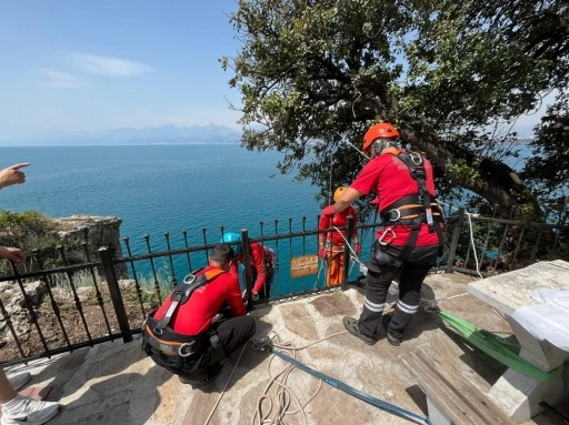 Antalya&rsquo;da 40 metrelik falezlerde temizlik operasyonu
