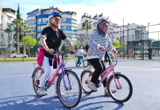 Antalya’da 50 yaşında bisiklet sürmeyi öğreniyorlar
